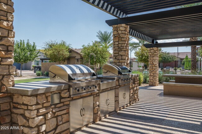 Building Photo - 14084 W Desert Flower Dr