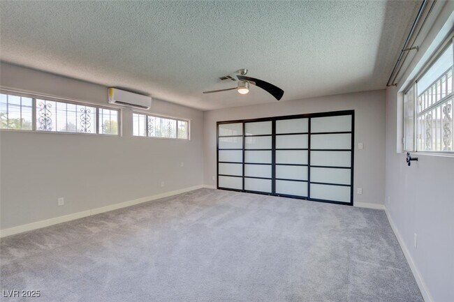 Building Photo - 1056 E Oakey Blvd