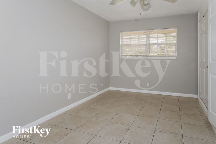 Building Photo - 4962 Pineaire Ln