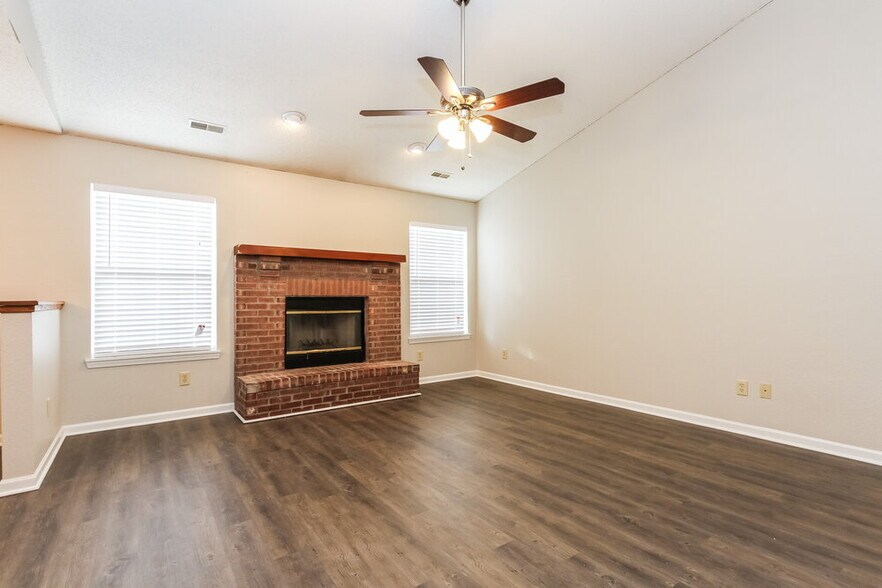 Building Photo - 748 Millbrook Dr