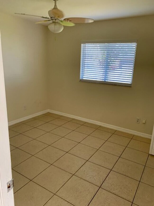 Building Photo - Priced to Rent 3/2