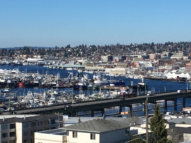 Building Photo - 3 Bedroom 2.5 Bath Queen Anne Townhome