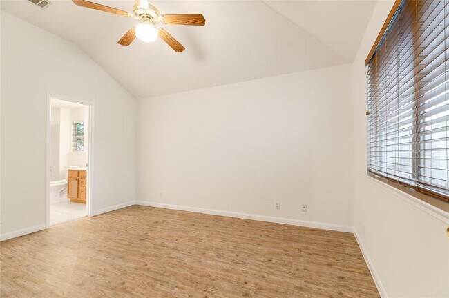 Building Photo - 13806 Greinert Dr