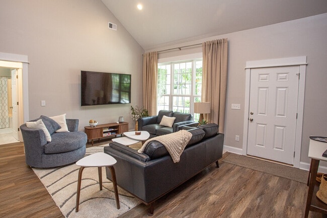 Building Photo - 2202 Elkridge Dr