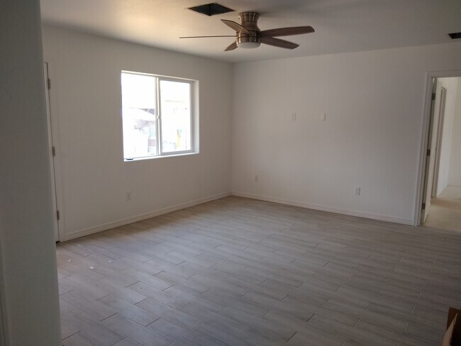 Building Photo - 449 E Blacklidge Dr