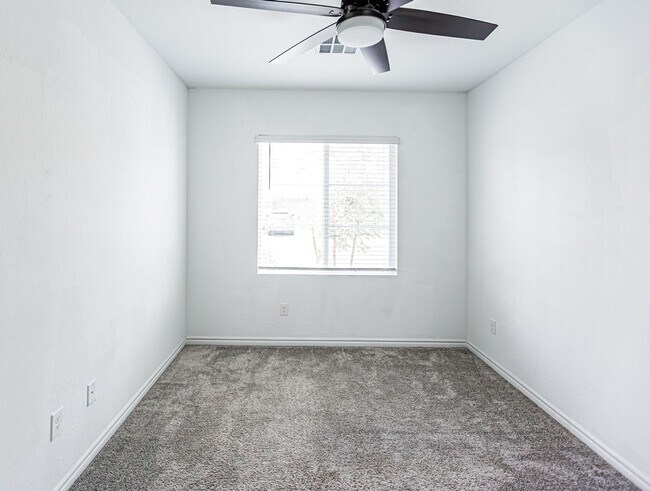 Building Photo - Beautiful 2 story Home
