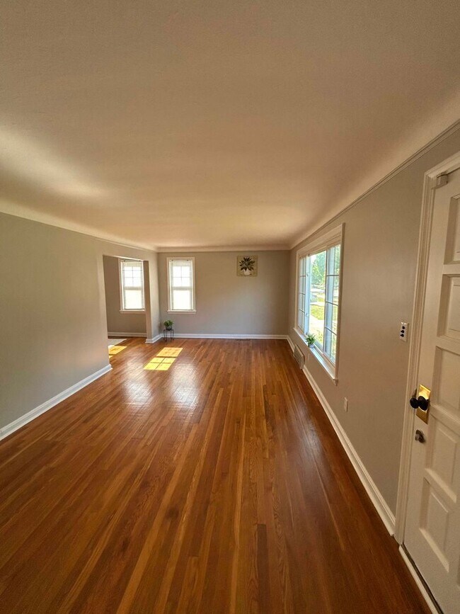 Building Photo - Spacious Colonial For Rent in Lyndhurst