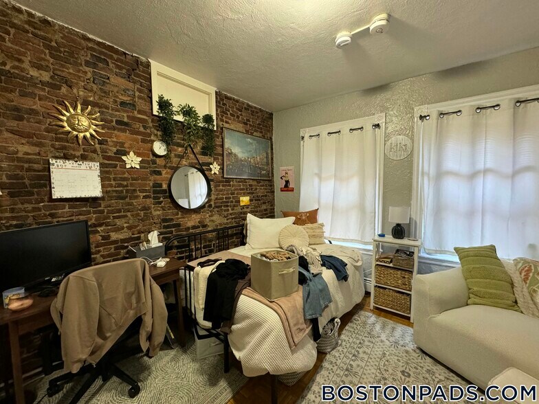 Building Photo - 40 Anderson St