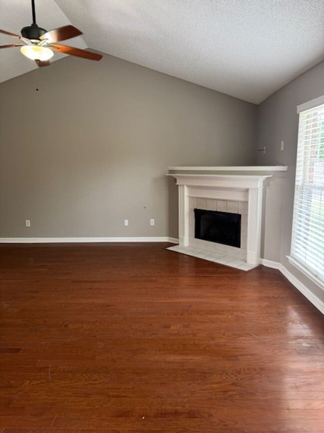Building Photo - Renovated 4 Bedroom 2 Bath Home with Upsta...