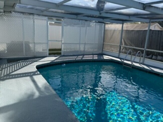 Building Photo - Beautiful 3 bedroom, 2 bath pool home in a lovely community.