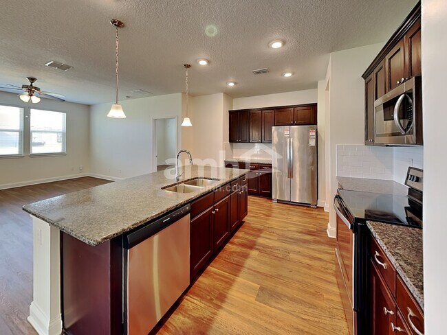 Building Photo - 3298 Roundabout Dr