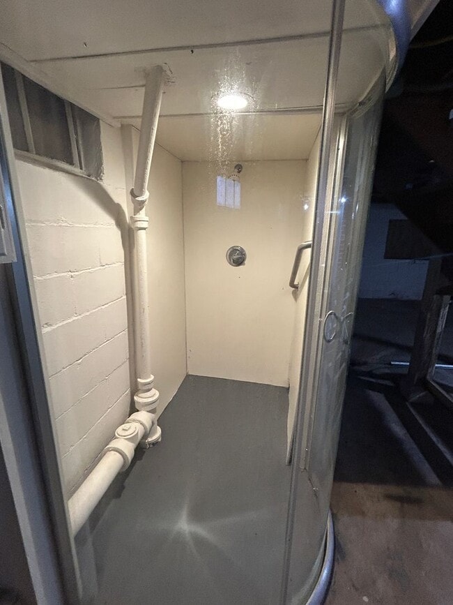 Building Photo - Private 2 bedroom 1 bath bungalow in Davenport