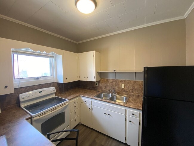 Building Photo - 105 W Cherry Ave