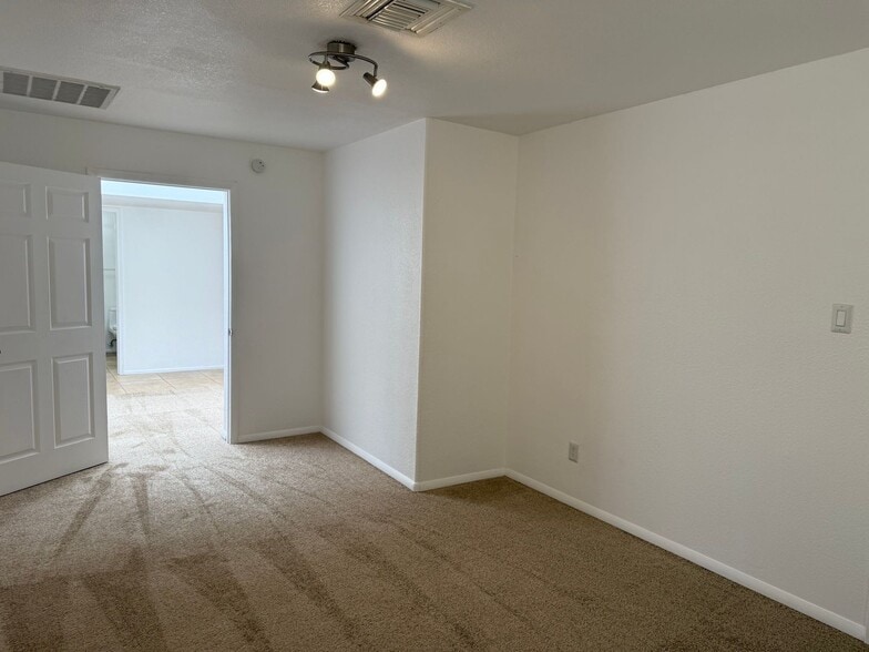 Building Photo - 639 N Richey Blvd