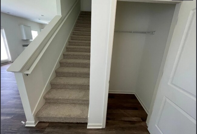 Building Photo - 229 Chelsea Pk Cir
