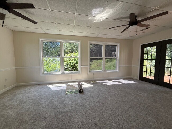 Building Photo - 401 Orchard Dr