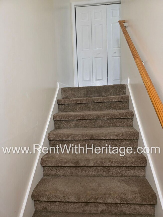 Building Photo - Awesome 3bd/ 2ba Townhome, Super Spacious, Small Community, Great Location