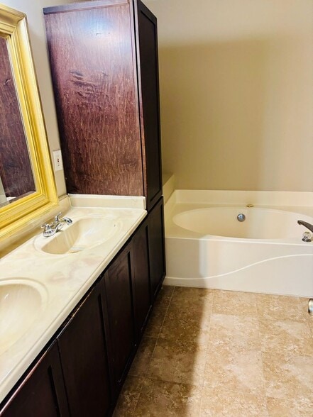 Building Photo - 415 Plantation Ct