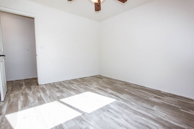 Building Photo - 3 Bedroom 2 bath in Diamond Valley