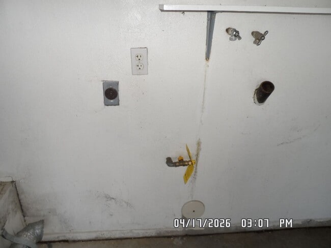 Building Photo - 3 Bedrooms, 2 Bathrooms, approx. 1392 sq. ft., 2 Car Garage, Covered Patio, Fenced, Play house,