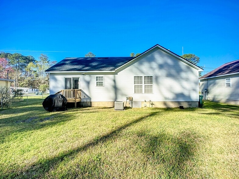 Building Photo - 4131 Eve Dr E