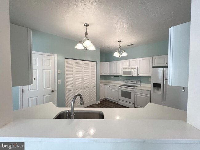 Building Photo - Beautiful 2 bedroom 2 baths condo in the gated community of Chestnut Point.