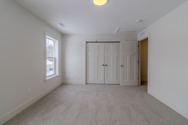 Building Photo - 1502 Simsbury St