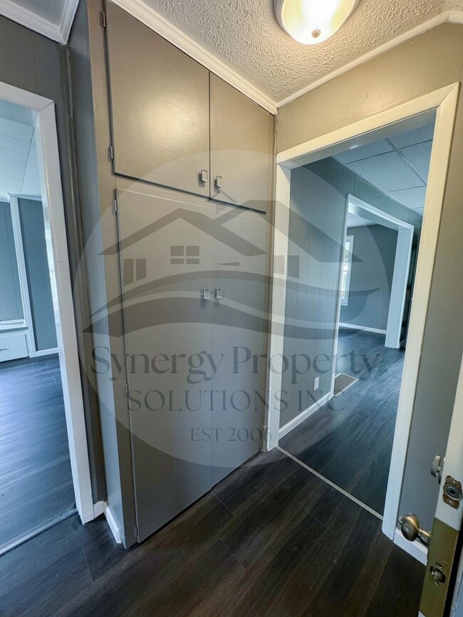 Building Photo - Crestline Home Available Now