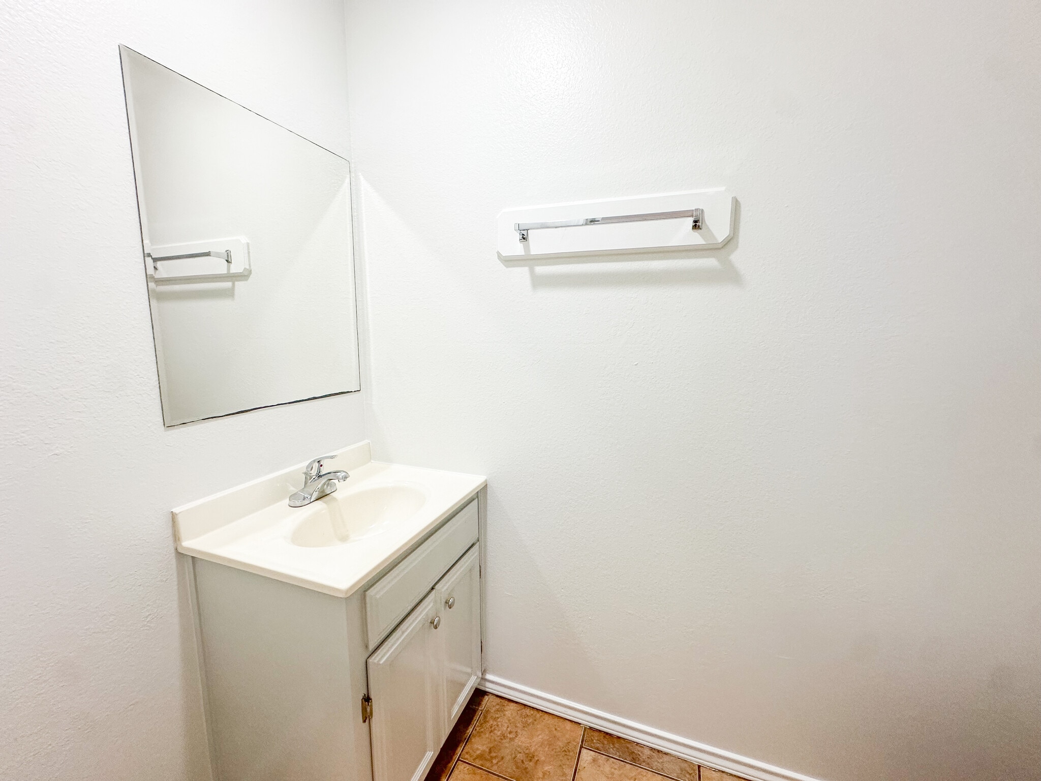 Building Photo - 709 Sonesta Dr