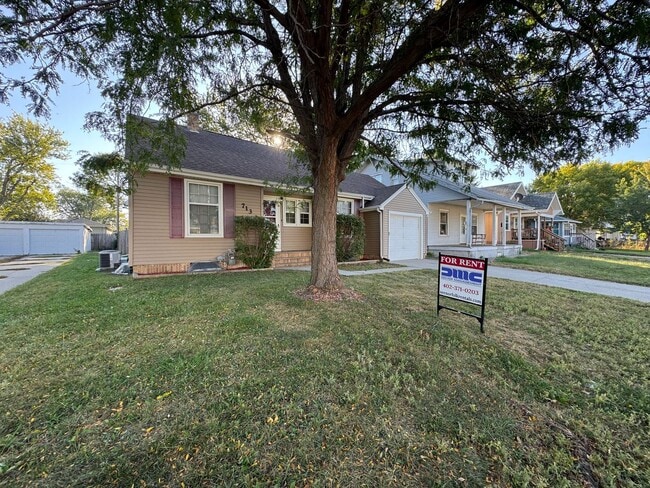 Building Photo - PRICE REDUCED! 4 Bedroom, 1.5 Bathroom Hou...
