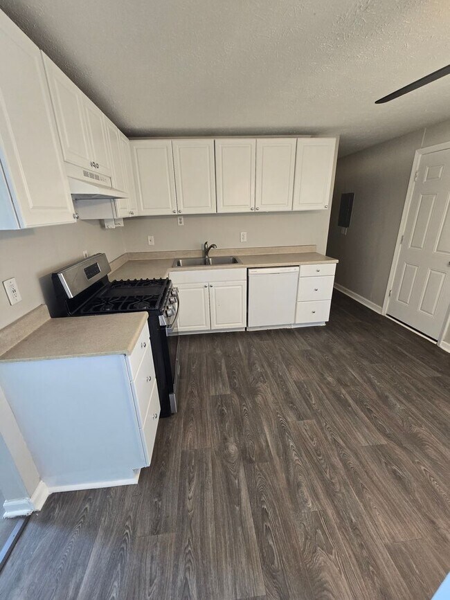 Building Photo - 3 BEDROOM SINGLE FAMILY