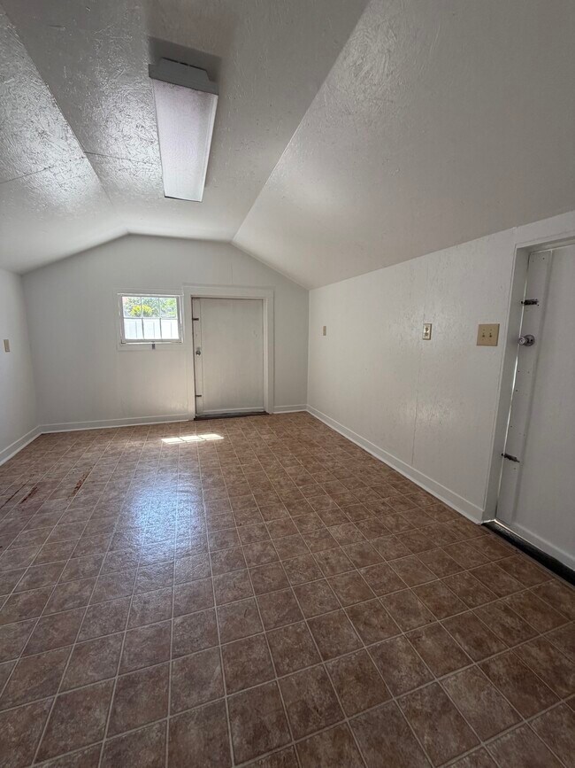 Building Photo - 305 12th Ave