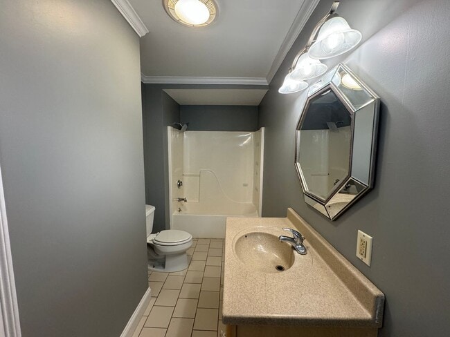 Building Photo - 2nd Floor 1 Bedroom Apartment with Bonus Room
