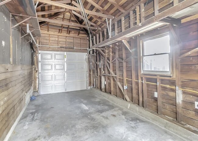 Building Photo - SINGLE FAMILY HOME