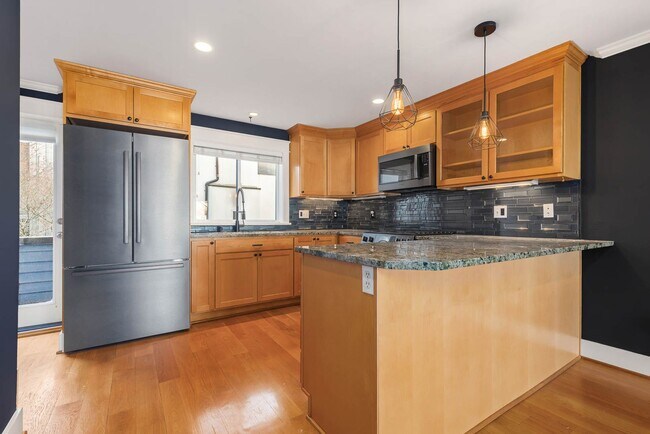 Building Photo - 1621 E Fir St