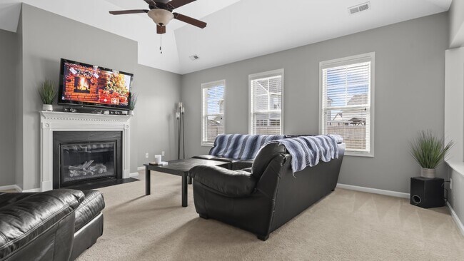 Building Photo - Towne Pointe