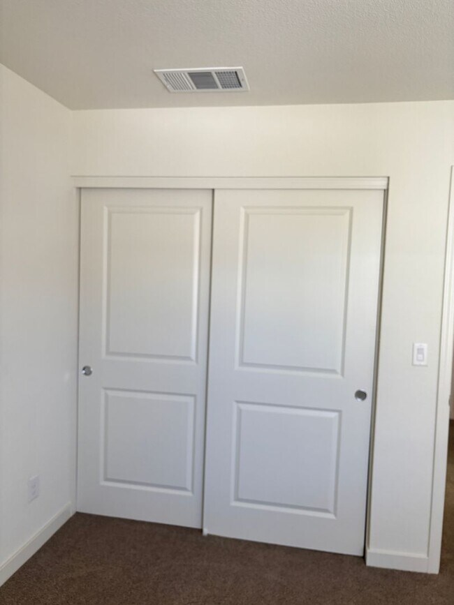 Building Photo - MOVE IN SPECIAL - 1/2 OFF THE 1ST MONTH RENT FOR QUALIFIED APPLICANT(S) AND RENTAL AMOUNT JUST RE...
