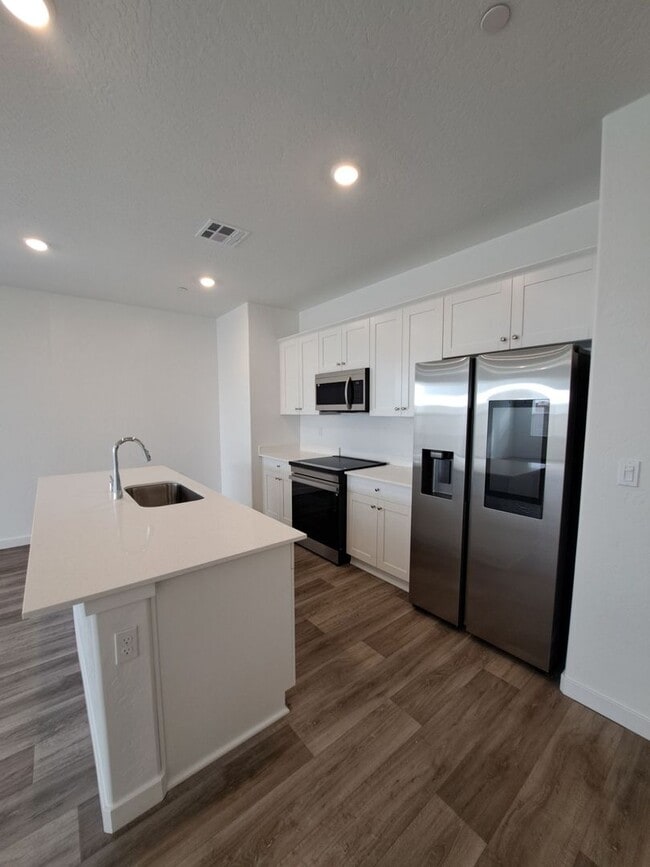 Building Photo - Stunning 3-Bedroom Single-Level Home in Fresno with Solar!