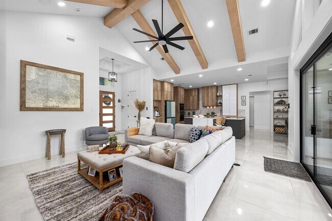Building Photo - 32810 Oak Creek Dr