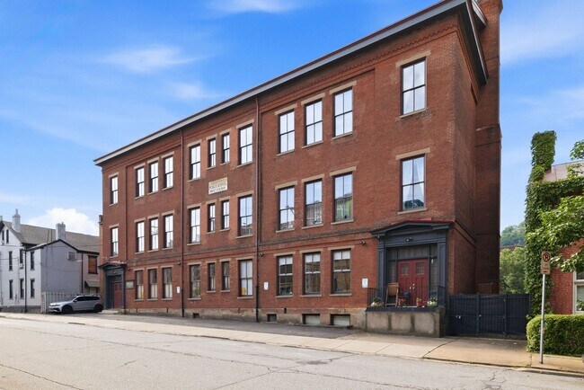 Building Photo - *Beautifully Updated & Unique 1BD/2BA Condo Unit Available in South Side*