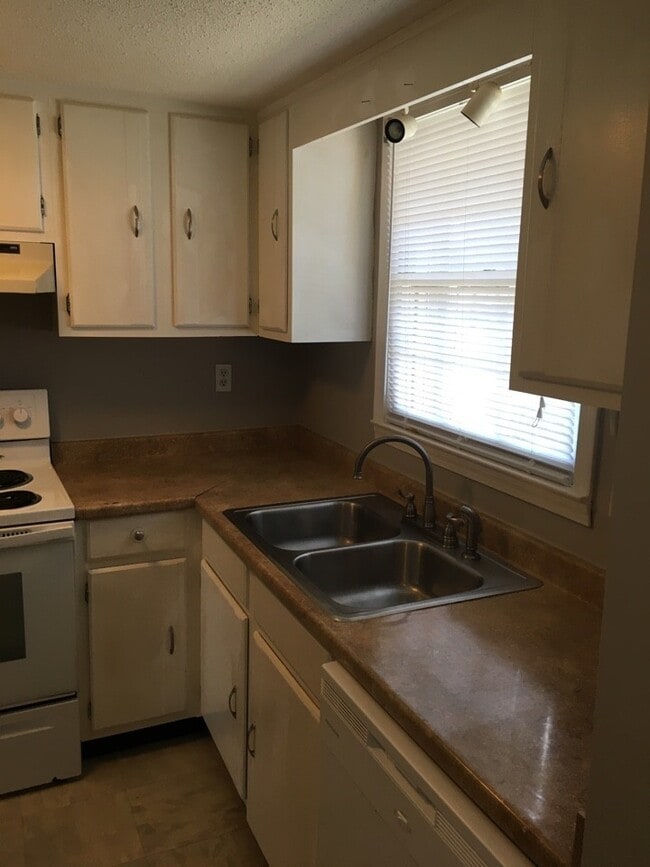 Building Photo - 2 Bedroom/1.5 Bath Condo for Rent! $1,300....