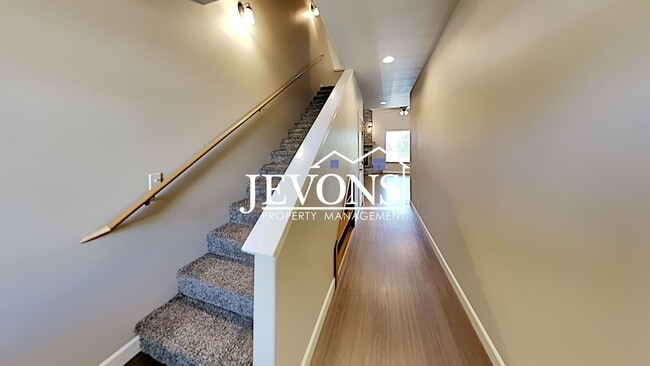 Building Photo - Spacious duplex with master bedroom, backy...