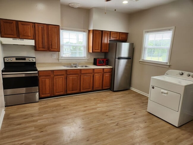 Building Photo - 2 Bedroom 1 Bath Upper Level unit-Close to...