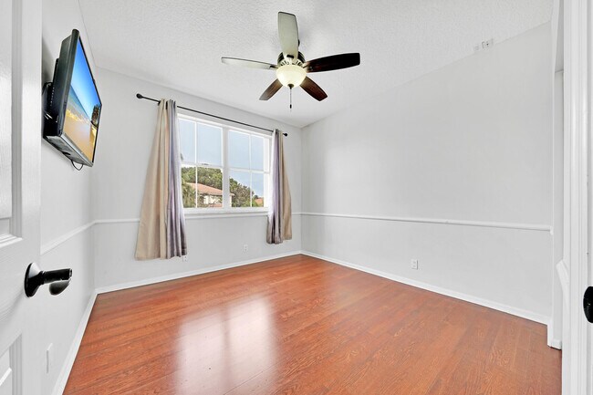 Building Photo - 5878 Bay Hill Cir