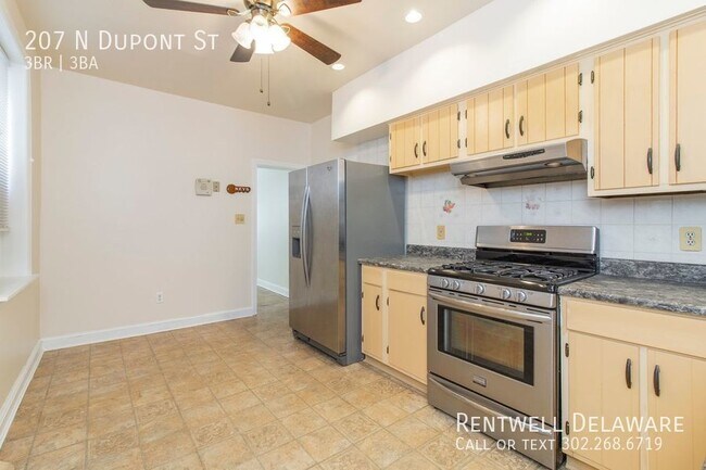 Building Photo - GORGEOUS TOWNHOME