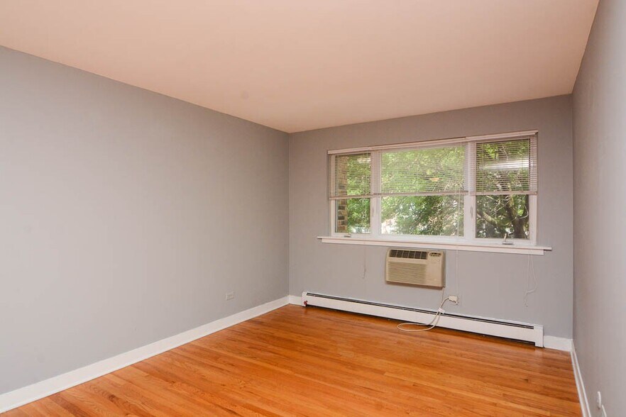 Building Photo - 675 W Wrightwood Ave