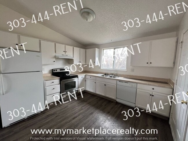 Building Photo - 3 Bedroom 2 Bath Bi-Level Home!