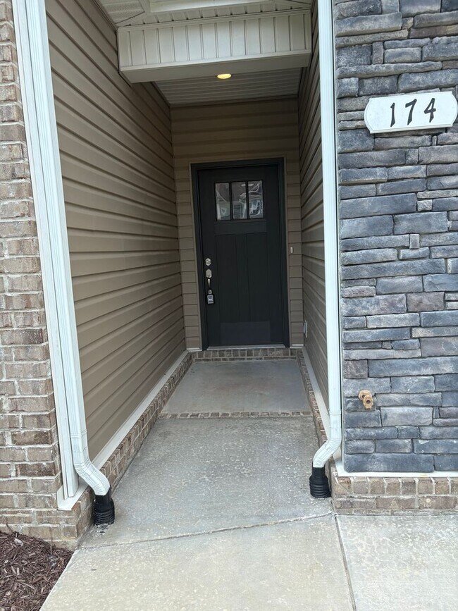 Building Photo - LUXURY TOWNHOME  IN THE CENTER OF MANCHESTER!