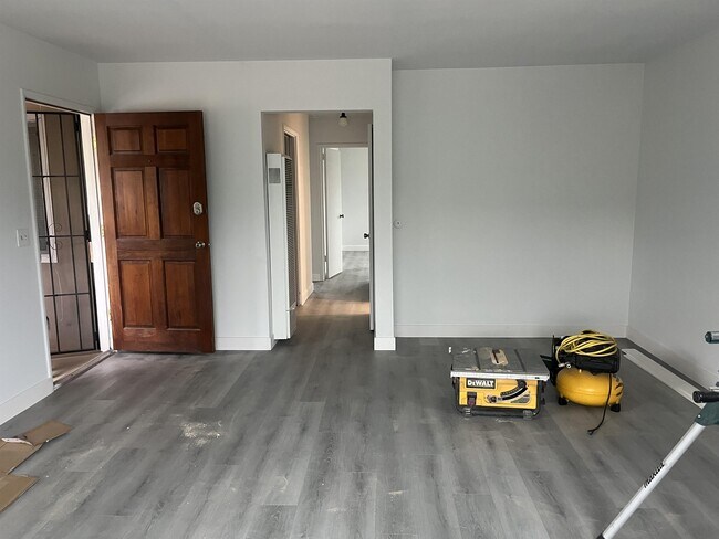 Building Photo - 609 S Cedros Ave