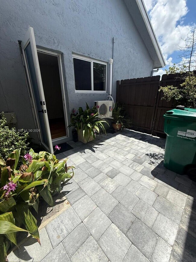Building Photo - 531 SW 89th Ct